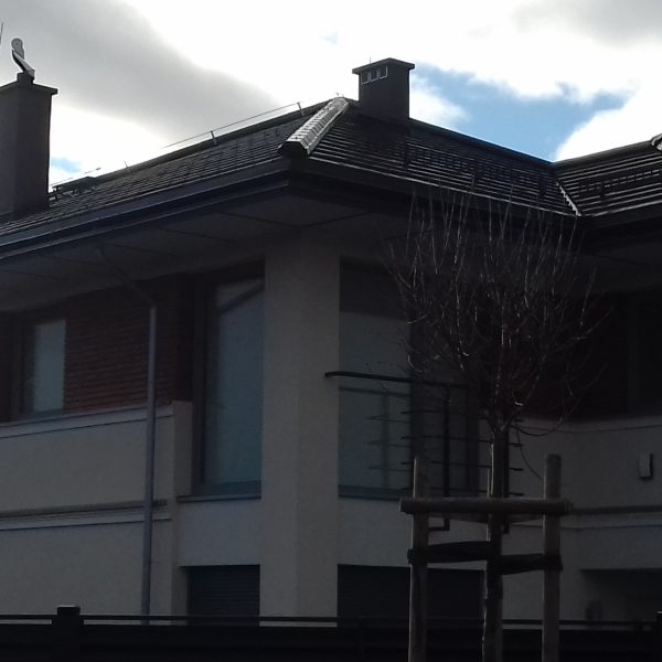Realizacja z dachówką Creaton Simpla czarna angoba, nadającą budynkowi nowoczesny charakter.